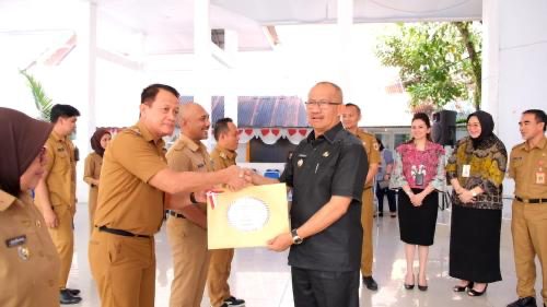 Wali Kota Kotamobagu Serahkan SPPDT Pajak Bumi dan Bangunan Perdesaan dan Perkotaan Tahun 2024