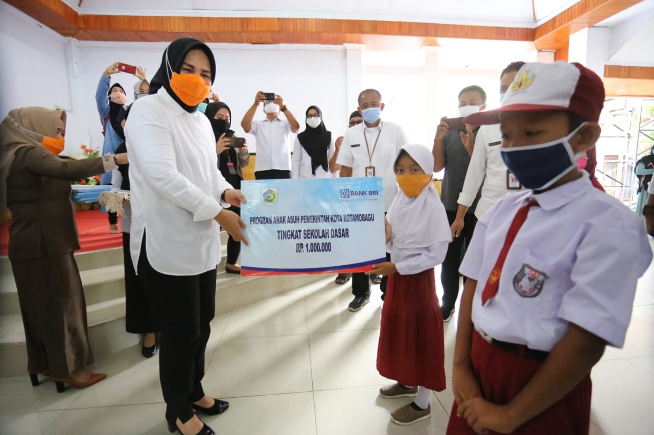 Walikota Kotamobagu Serahkan Program Bantuan Anak Asuh Pemerintah Kota Kotamobagu Tahun Anggaran 2020.
